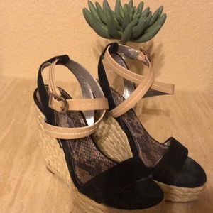 BCBG WEDGED HEELS 👠 VERY CUTE SHOES!